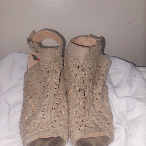 Penny loves Kenny Heels - Picture 2 of 4